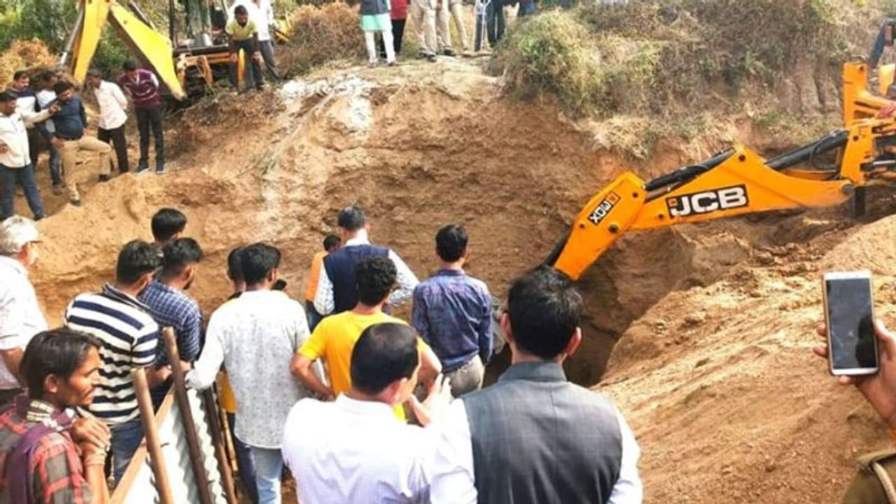 மீண்டும் ஆழ்துளை கிணற்றில் விழுந்த 5 வயது சிறுவன்... உயிரோடு மீட்க போராடும் வீரர்கள்..! மீண்டும் ஆழ்துளை கிணற்றில் விழுந்த 5 வயது சிறுவன்... உயிரோடு மீட்க போராடும் வீரர்கள்..!