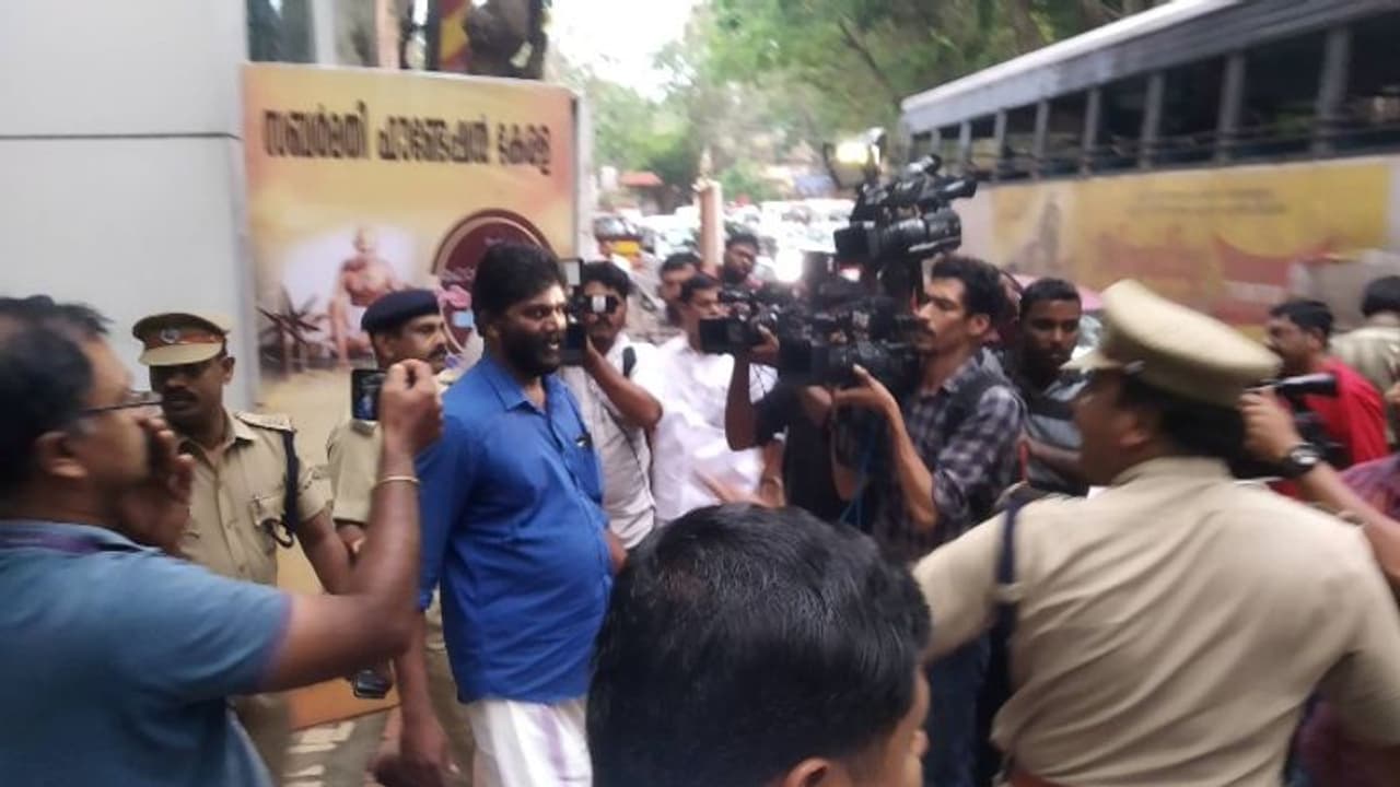 വനിത മാധ്യമപ്രവര്ത്തകരുടെ പ്രതിഷേധം ഫലം കണ്ടു: പ്രസ് ക്ലബ് സെക്രട്ടറി രാധാകൃഷ്ണനെ അറസ്റ്റ് ചെയ്തു വനിത മാധ്യമപ്രവര്ത്തകരുടെ പ്രതിഷേധം ഫലം കണ്ടു: പ്രസ് ക്ലബ് സെക്രട്ടറി രാധാകൃഷ്ണനെ അറസ്റ്റ് ചെയ്തു