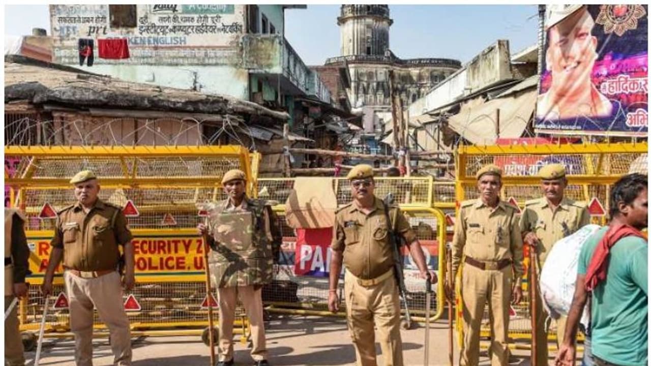 സുപ്രീം കോടതി വിധിക്ക് ശേഷമുള്ള ആദ്യ ഡിസംബര് 6; അയോധ്യയില് കനത്ത സുരക്ഷ സുപ്രീം കോടതി വിധിക്ക് ശേഷമുള്ള ആദ്യ ഡിസംബര് 6; അയോധ്യയില് കനത്ത സുരക്ഷ