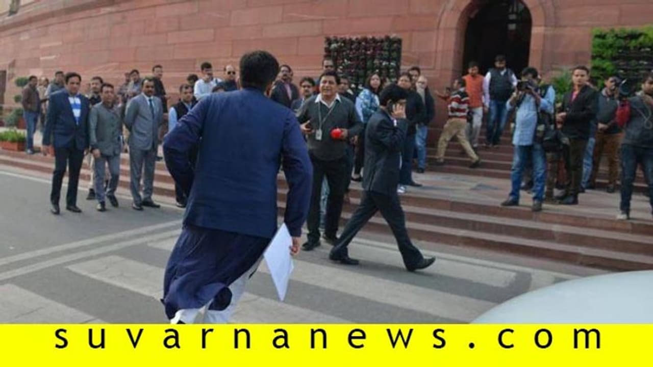 ಸದನಕ್ಕೆ ಓಡೊಡಿ ಬಂದ ಸಚಿವ: ಟ್ವಿಟ್ಟರ್ ಅಂತು ವಾರ್ರೆ ವ್ಹಾ! ಸದನಕ್ಕೆ ಓಡೊಡಿ ಬಂದ ಸಚಿವ: ಟ್ವಿಟ್ಟರ್ ಅಂತು ವಾರ್ರೆ ವ್ಹಾ!