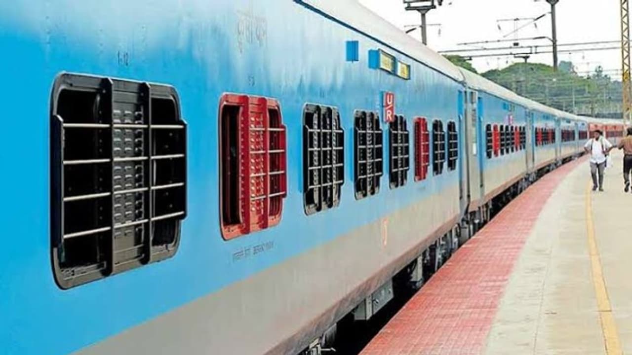 கேரளாவில் திடீரென 1 கி.மீ. தூரம் ரிவர்சில் சென்ற எக்ஸ்பிரஸ் ரயில்!