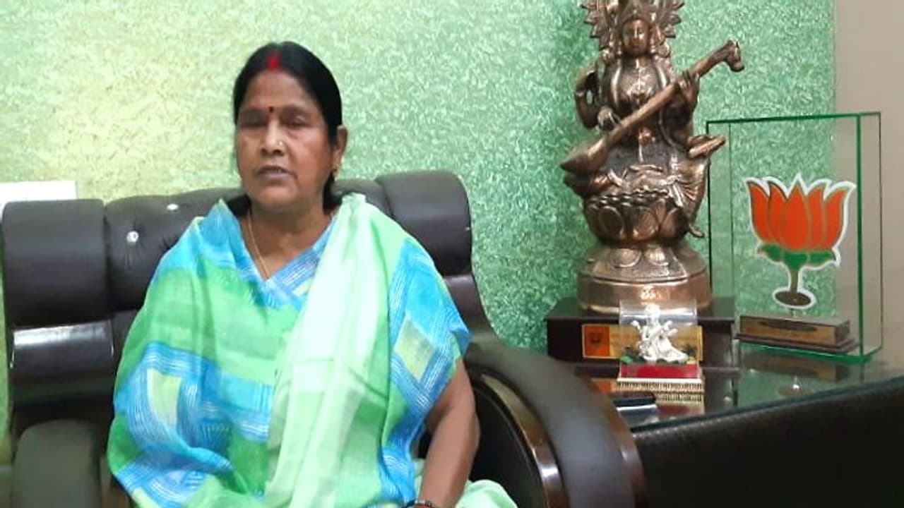 उन्नाव घटना से गुस्साई ये BJP विधायक, बोलीं ऐसे लोगों को पैर नहीं दौड़ाकर सीने में मारना चाहिए गोली उन्नाव घटना से गुस्साई ये BJP विधायक, बोलीं ऐसे लोगों को पैर नहीं दौड़ाकर सीने में मारना चाहिए गोली