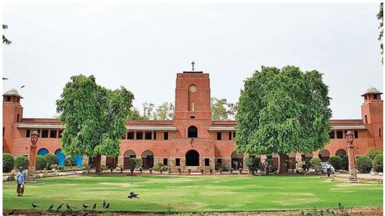 ദില്ലി സർവകലാശാലയിലെ അധ്യാപകരുടെ സമരം : താൽക്കാലിക അധ്യാപകർക്ക് ജോലി നഷ്ടപ്പെടില്ലെന്ന് കേന്ദ്രസര്ക്കാരിന്റെ ഉറപ്പ് ദില്ലി സർവകലാശാലയിലെ അധ്യാപകരുടെ സമരം : താൽക്കാലിക അധ്യാപകർക്ക് ജോലി നഷ്ടപ്പെടില്ലെന്ന് കേന്ദ്രസര്ക്കാരിന്റെ ഉറപ്പ്