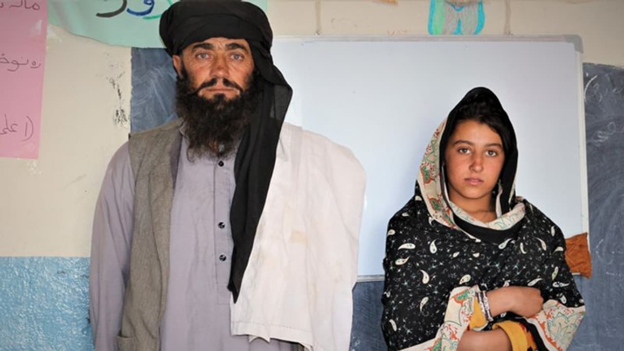 बेटियों को पढ़ाने के लिए रोज 12 किलोमीटर दूर जाता है ये पिता, सोशल मीडिया पर हो रही तारीफ