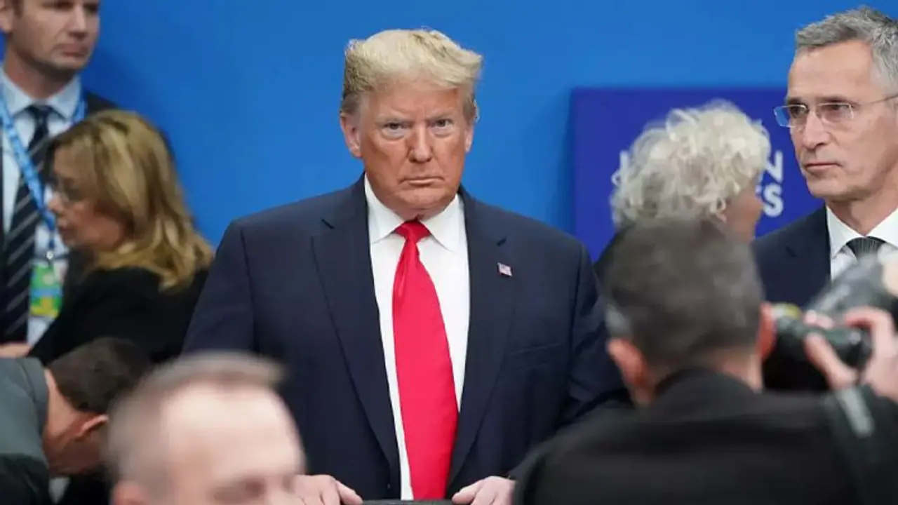 अमेरिकी राष्ट्रपति डोनाल्ड ट्रंप पर लगे पद का दुरुपयोग करने के आरोप, महाभियोग की धारा का करेंगे सामना अमेरिकी राष्ट्रपति डोनाल्ड ट्रंप पर लगे पद का दुरुपयोग करने के आरोप, महाभियोग की धारा का करेंगे सामना