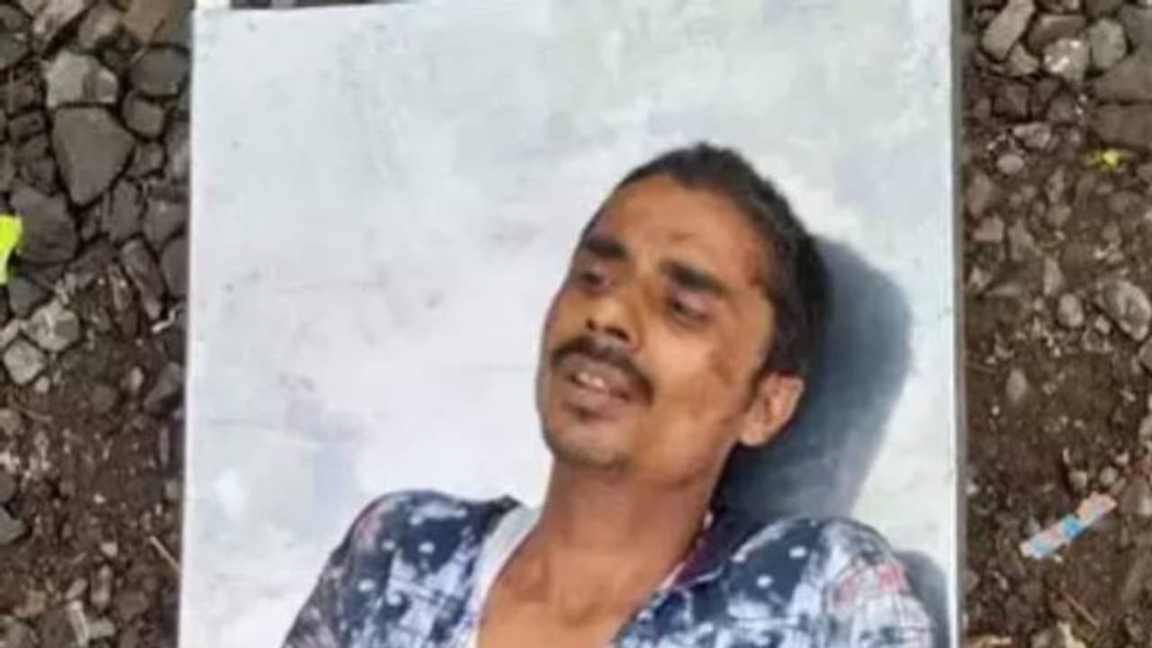 സീറ്റിനെച്ചൊല്ലി തർക്കം; ഓടുന്ന ട്രെയിനിൽനിന്ന് യുവാവിനെ തള്ളിയിട്ടു സീറ്റിനെച്ചൊല്ലി തർക്കം; ഓടുന്ന ട്രെയിനിൽനിന്ന് യുവാവിനെ തള്ളിയിട്ടു