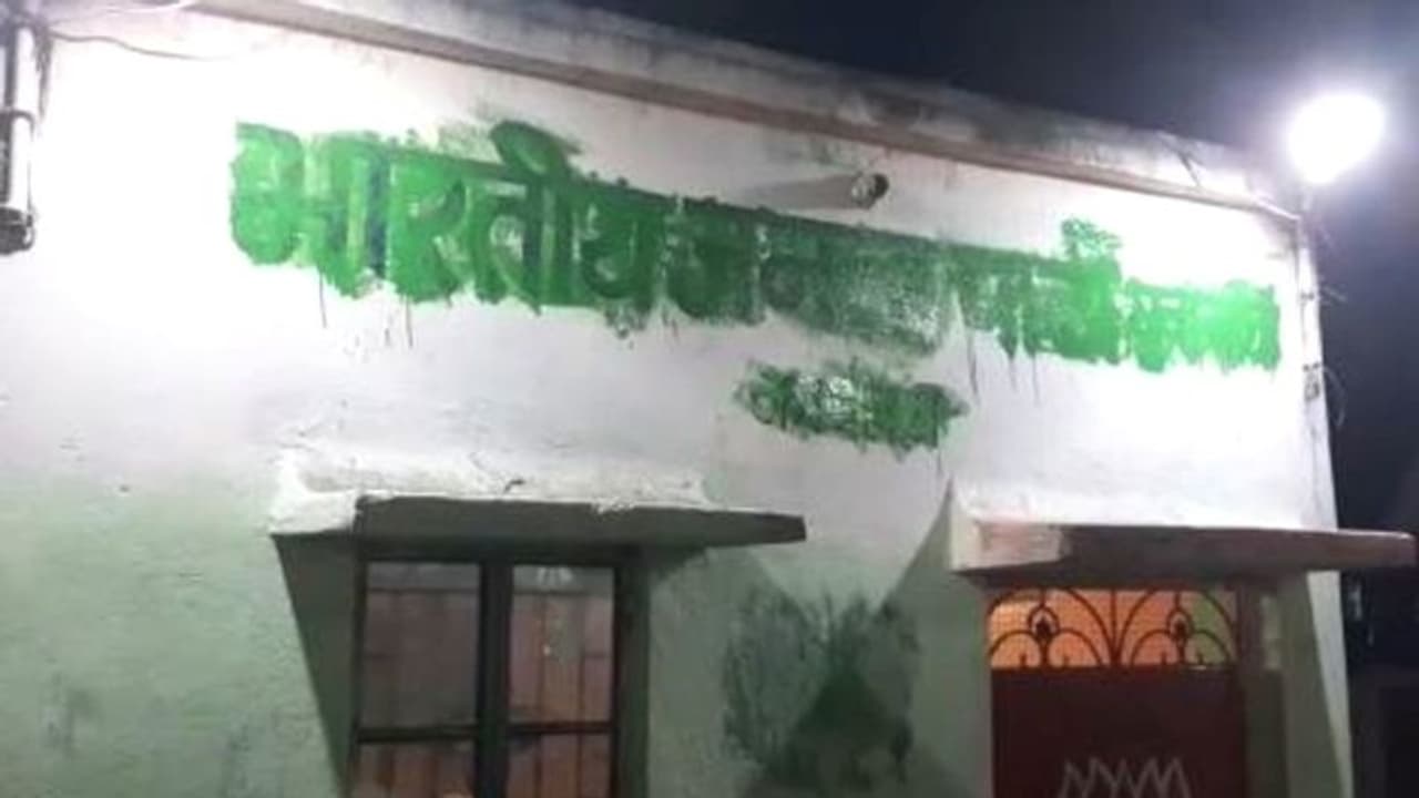 অনাস্থা আনার আগেই উত্তেজনা , বিজেপির পার্টি অফিস দখলের চেষ্টা ভাটপাড়ায় অনাস্থা আনার আগেই উত্তেজনা , বিজেপির পার্টি অফিস দখলের চেষ্টা ভাটপাড়ায়