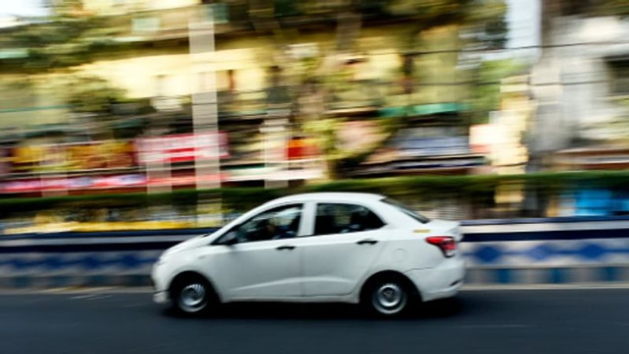 Death Mystery: কলকাতায় চলন্ত অ্য়াপ ক্যাবের ভিতরেই মহিলার মৃত্যু, আয়নায় চোখ পড়তেই চমকে উঠলেন চালক Death Mystery: কলকাতায় চলন্ত অ্য়াপ ক্যাবের ভিতরেই মহিলার মৃত্যু, আয়নায় চোখ পড়তেই চমকে উঠলেন চালক