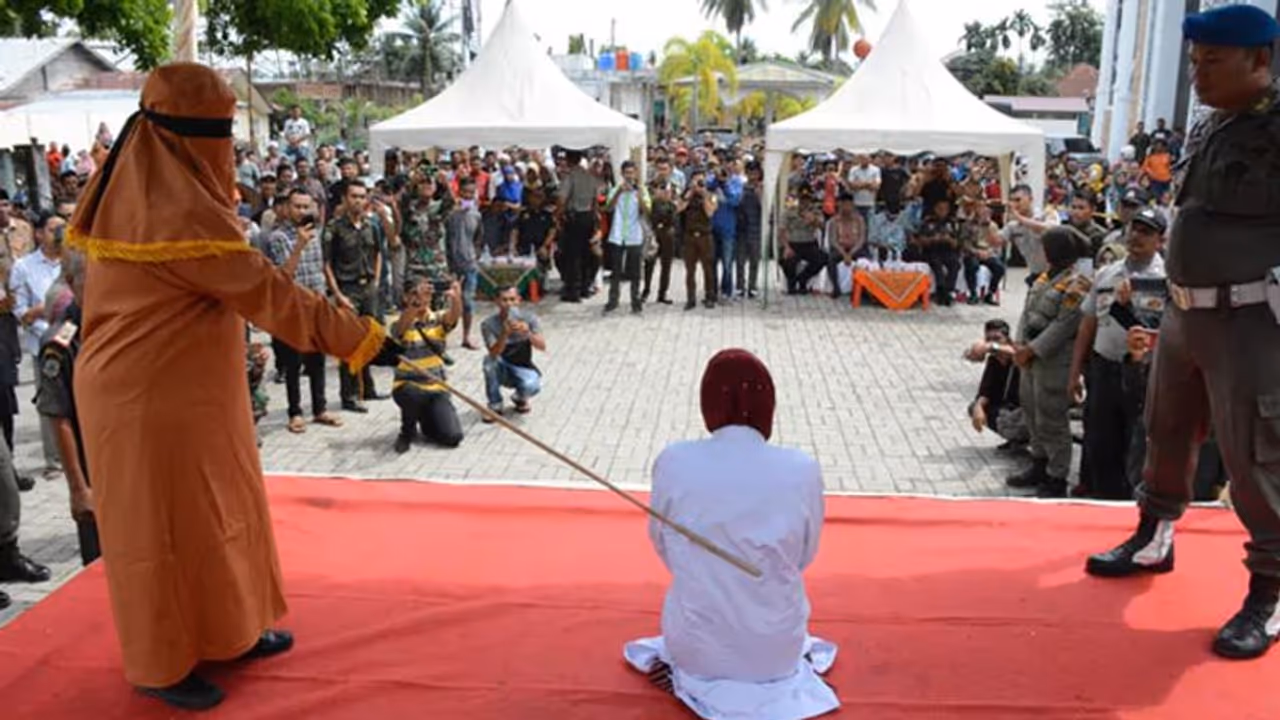 വിവാഹ പൂര്വ്വ ലൈംഗികബന്ധം: ചാട്ടവാര് അടിയേല്ക്കുന്നതിനിടെ യുവാവ് തളര്ന്ന് വീണു, ശിക്ഷ തുടര്ന്ന് അധികൃതര് വിവാഹ പൂര്വ്വ ലൈംഗികബന്ധം: ചാട്ടവാര് അടിയേല്ക്കുന്നതിനിടെ യുവാവ് തളര്ന്ന് വീണു, ശിക്ഷ തുടര്ന്ന് അധികൃതര്