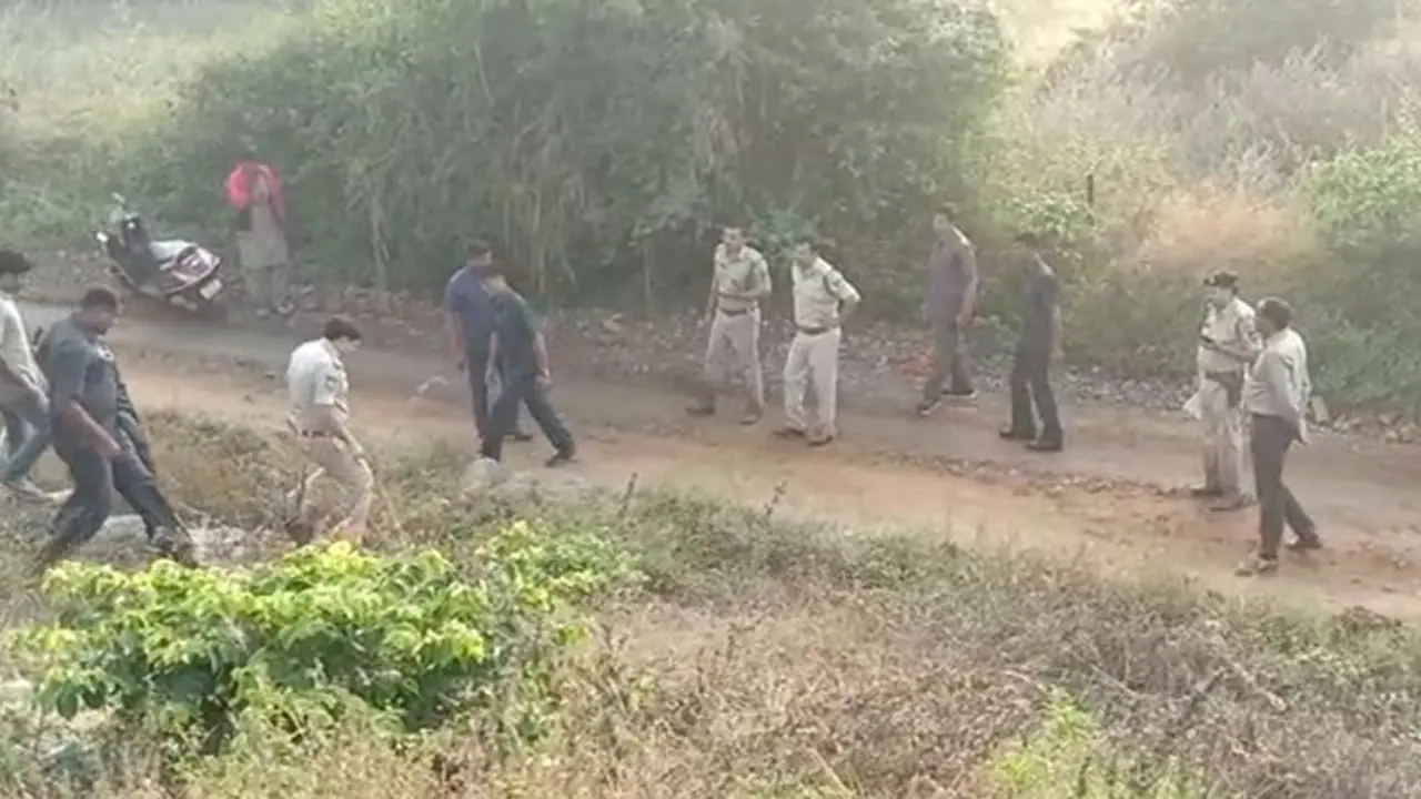 sirpurkar commission విచారణ: 'ఆ ముగ్గురు మైనర్లే, చర్లపల్లి జైలుకు ఎందుకు తరలించారు' sirpurkar commission విచారణ: 'ఆ ముగ్గురు మైనర్లే, చర్లపల్లి జైలుకు ఎందుకు తరలించారు'