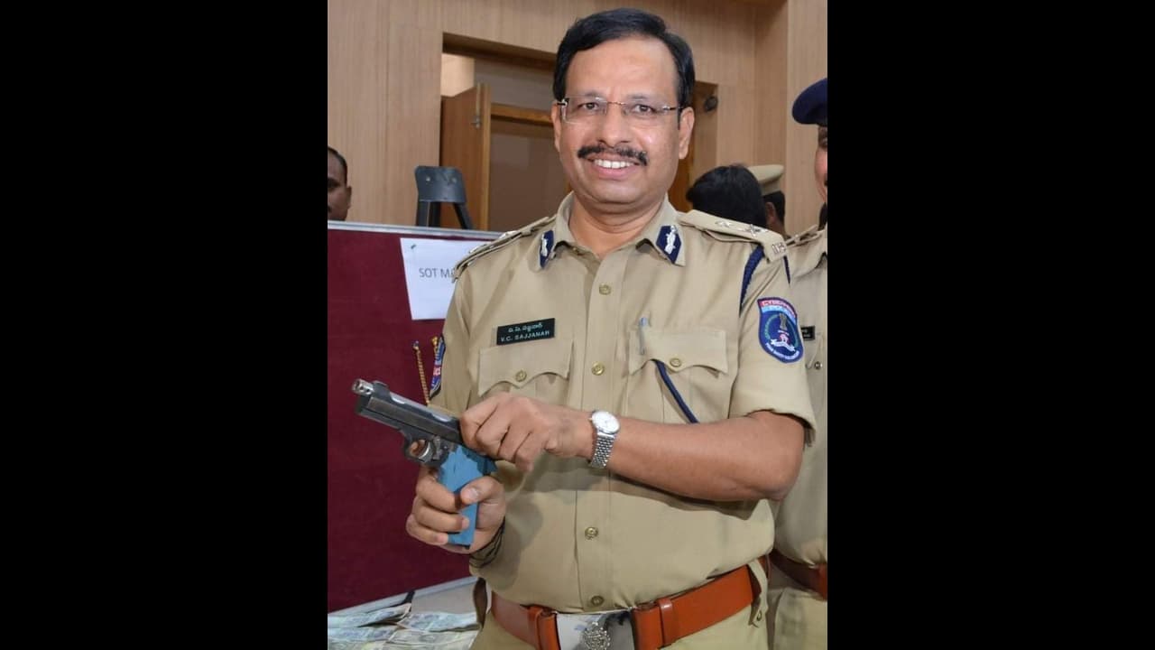 தவறு செய்தால் தூக்குறதுதா என்கவுண்டர் ஸ்பெஷலிஸ்ட் சஜ்ஜனாரின் ஸ்டைல்..!! போலீஸ் கமிஷனரின் அதிரடி ஹிஸ்ட்ரி..!!