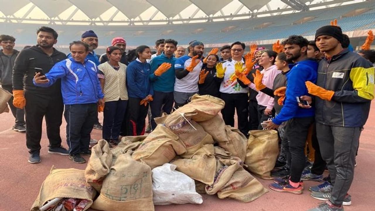 ప్లగింగ్ ద్వారా 2.7 టన్నుల ప్లాస్టిక్ సేకరించిన "రన్ టు మేక్ కంట్రీ ఫ్రీ"