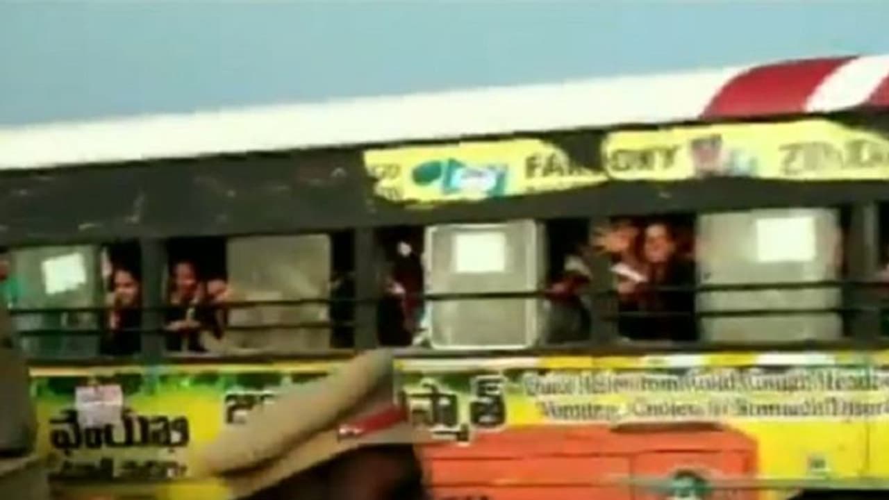 என்கவுண்ட்டரில் 4 பேர் கொல்லப்பட்ட விவகாரம் !! கொண்டாடித் தீர்த்த தெலங்கானா மாணவிகள் !! என்கவுண்ட்டரில் 4 பேர் கொல்லப்பட்ட விவகாரம் !! கொண்டாடித் தீர்த்த தெலங்கானா மாணவிகள் !!