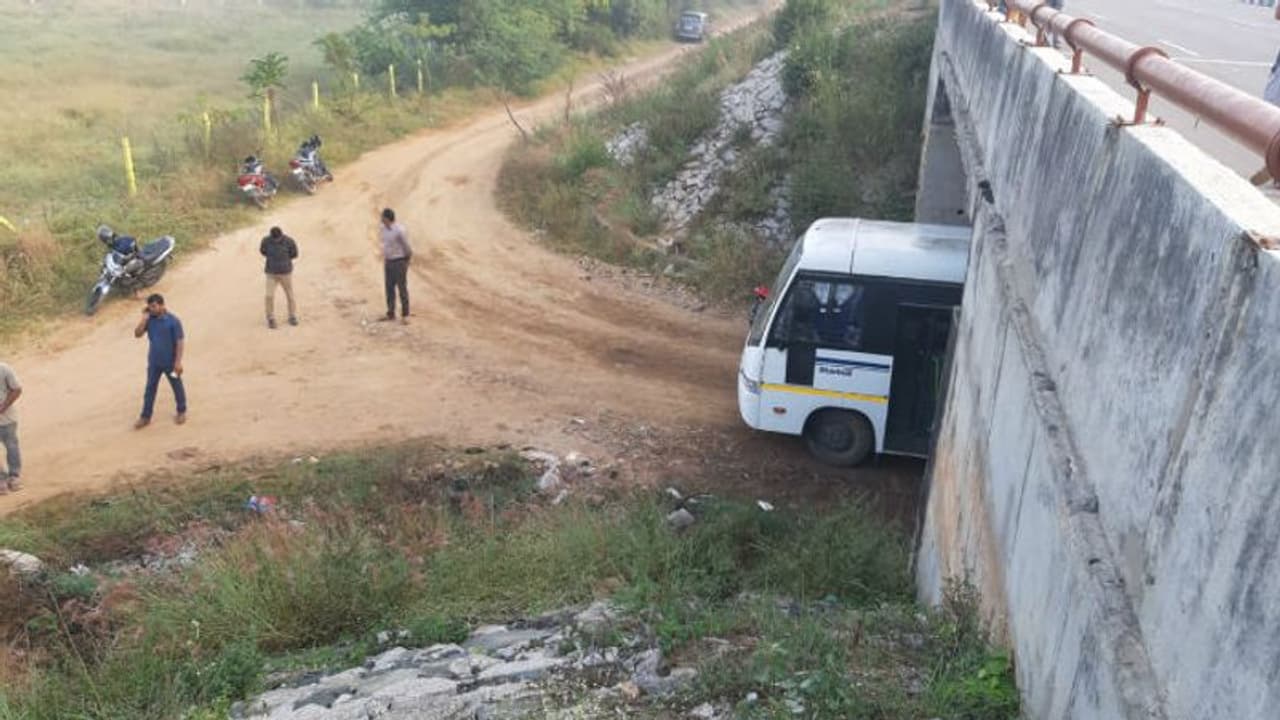 அன்றே கொன்ற தெய்வம்..!பெண் மருத்துவர் கொடூரமாக கொல்லப்பட்ட அதே இடத்தில் சுட்டு வீழ்த்தப்பட்ட குற்றவாளிகள்..!