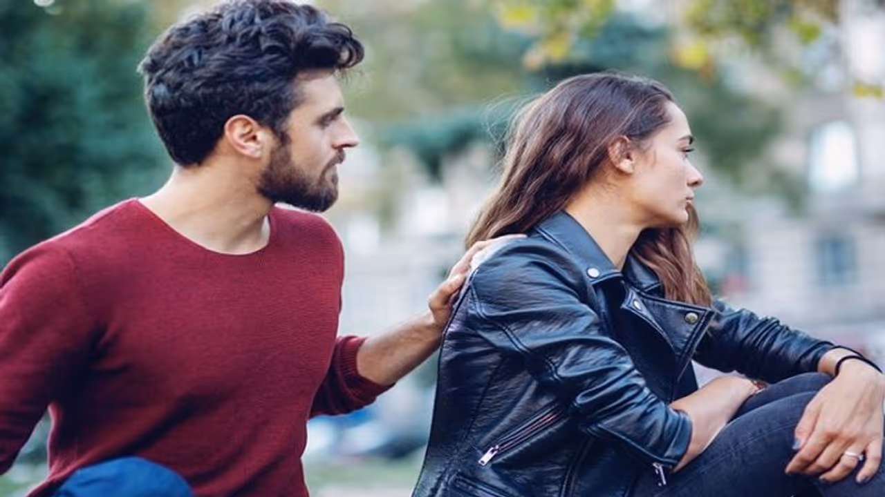 क्या आपके पति हैं शक्की मिजाज के? इस तरह पेश आने पर कम होगी मुश्किल