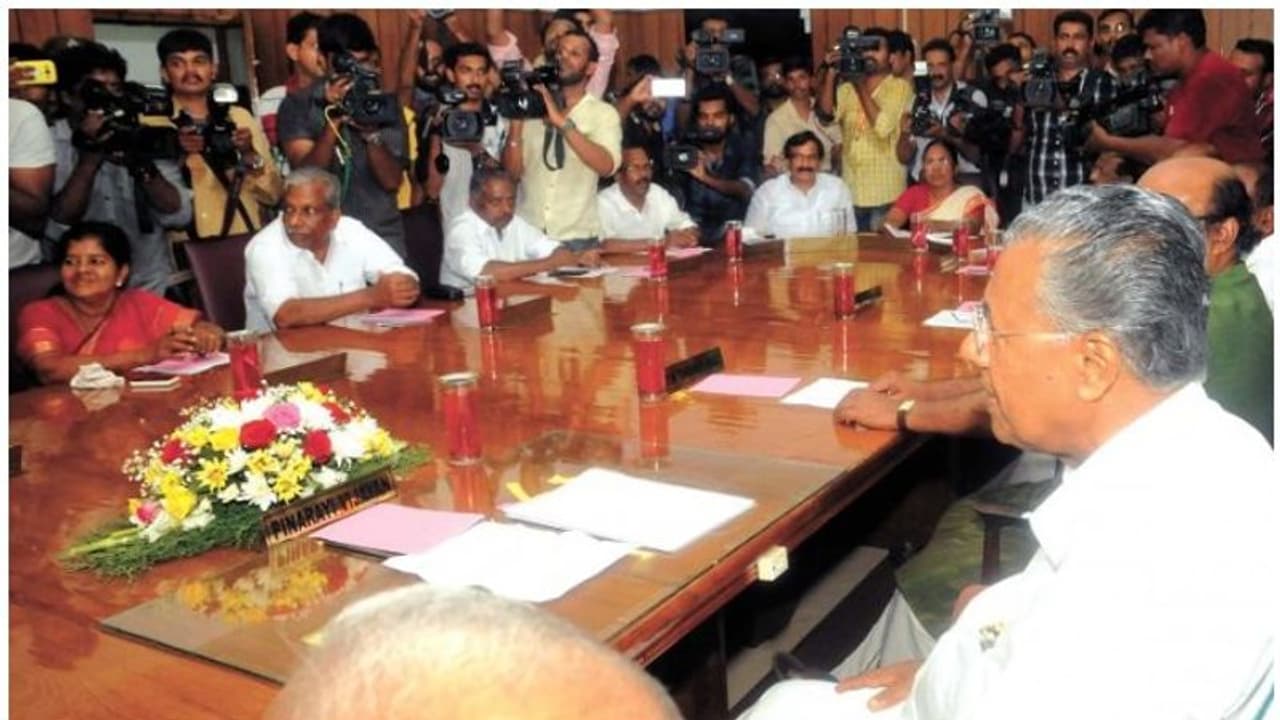 മൊറട്ടോറിയം: ചീഫ് സെക്രട്ടറിയുടെ റിപ്പോർട്ട് മന്ത്രിസഭാ യോഗം തളളി മൊറട്ടോറിയം: ചീഫ് സെക്രട്ടറിയുടെ റിപ്പോർട്ട് മന്ത്രിസഭാ യോഗം തളളി