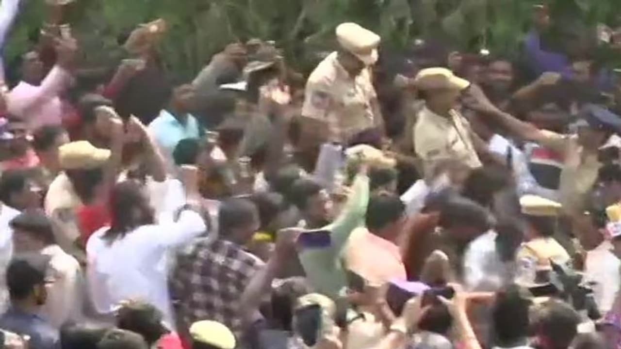 దిశ రేప్ నిందితుల ఎన్కౌంటర్: నాడు సజ్జనార్, నేడు పోలీసులను ఎత్తుకొని డ్యాన్స్ దిశ రేప్ నిందితుల ఎన్కౌంటర్: నాడు సజ్జనార్, నేడు పోలీసులను ఎత్తుకొని డ్యాన్స్