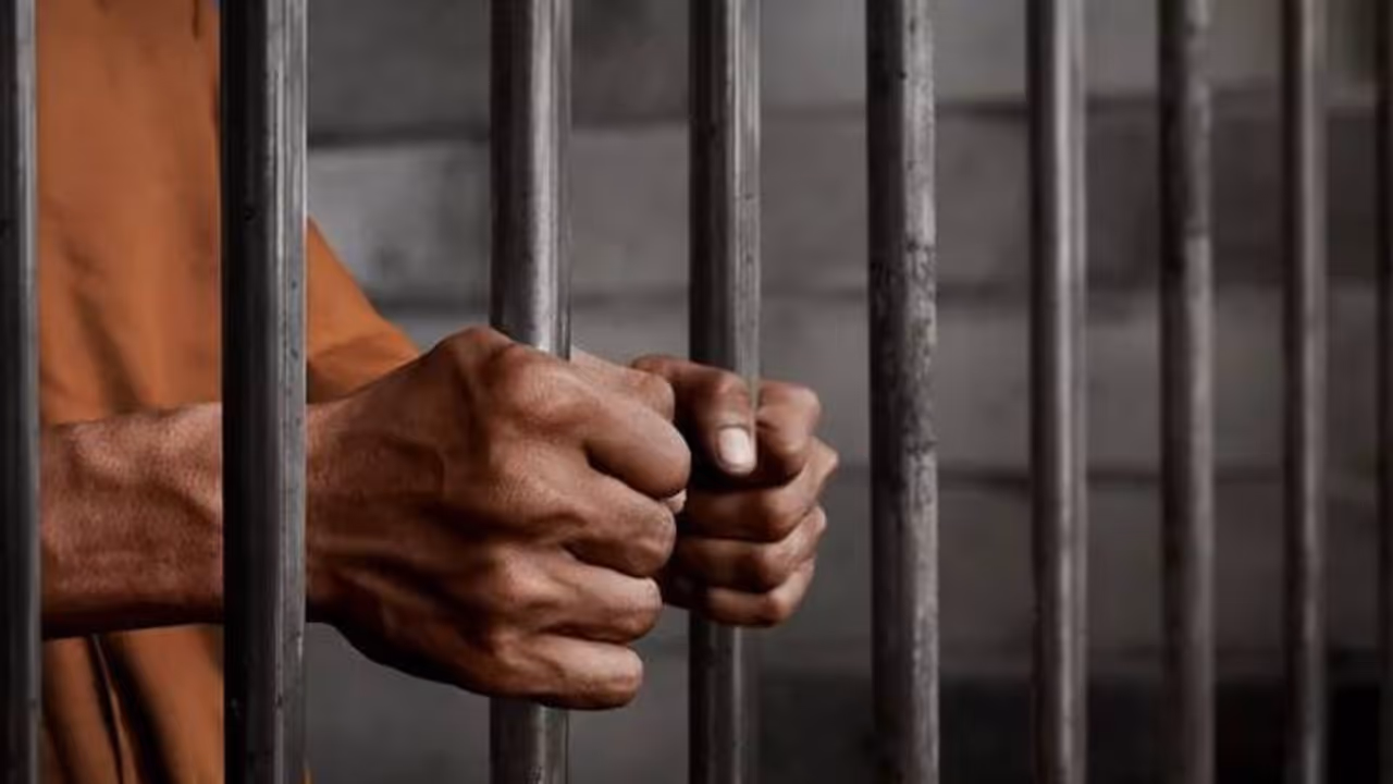 മുപ്പത് വർഷം മുമ്പ് കാമുകിയെ തീകൊളുത്തി കൊന്നു; അന്ധനായ അമ്പത്തിരണ്ടുകാരനെ തൂക്കിക്കൊന്ന് കോടതി മുപ്പത് വർഷം മുമ്പ് കാമുകിയെ തീകൊളുത്തി കൊന്നു; അന്ധനായ അമ്പത്തിരണ്ടുകാരനെ തൂക്കിക്കൊന്ന് കോടതി