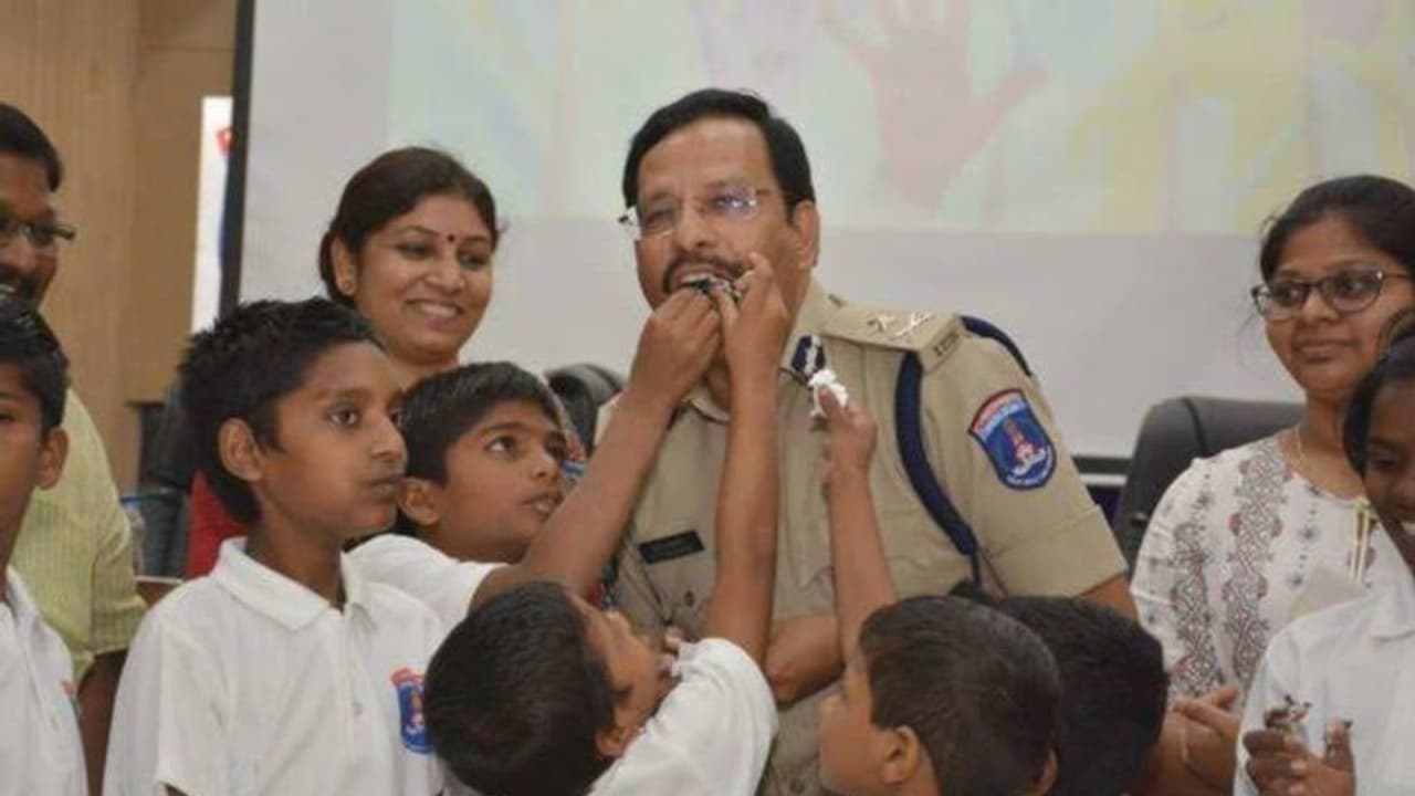 நான்கு பேரும் தாக்கினார்கள்..! சரணடைய எச்சரித்தோம்..! என்கவுண்டர் குறித்து விளக்கமளித்த காவல்துறை..! நான்கு பேரும் தாக்கினார்கள்..! சரணடைய எச்சரித்தோம்..! என்கவுண்டர் குறித்து விளக்கமளித்த காவல்துறை..!