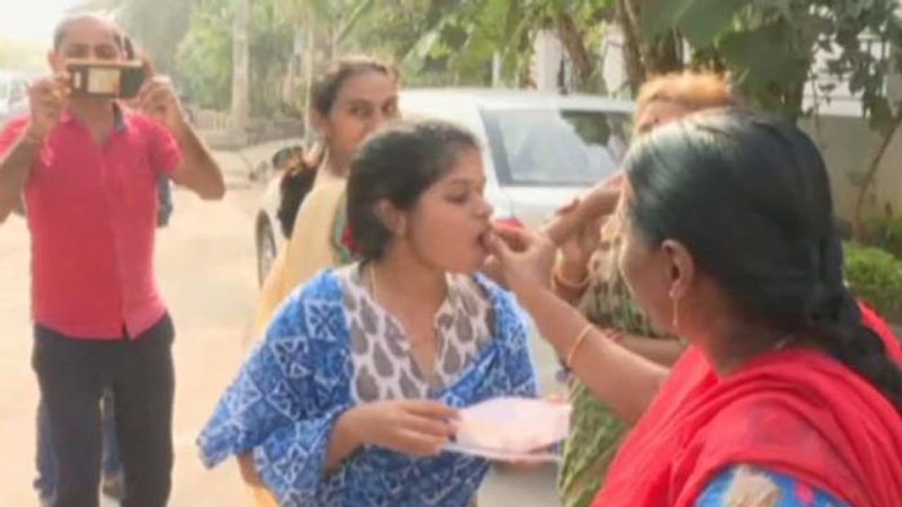 Disha accused encounter: దేశవ్యాప్తంగా సంబరాలు, దిశ కాలనీలో... Disha accused encounter: దేశవ్యాప్తంగా సంబరాలు, దిశ కాలనీలో...