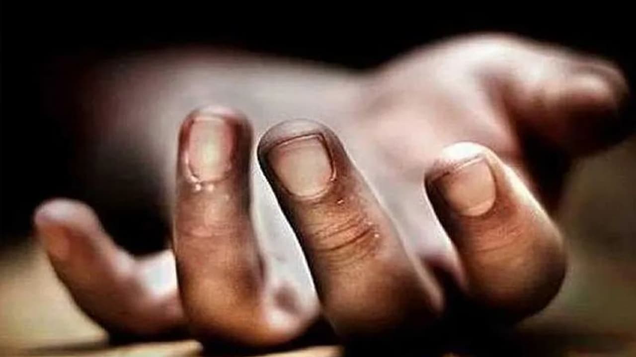 इलाज का खर्च वहन नहीं कर पा रहा था पति, बीमार पत्नी को जिंदा दफनाकर मार डाला इलाज का खर्च वहन नहीं कर पा रहा था पति, बीमार पत्नी को जिंदा दफनाकर मार डाला