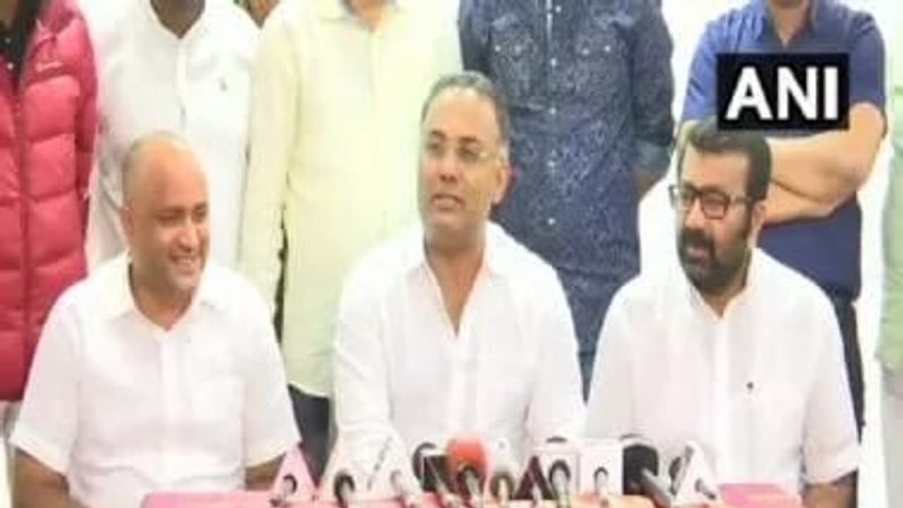 காபி குடிக்க அழைத்துச் சென்று கட்சியில் சேர்த்து கொண்டார்கள்..!! குமுறிக் குமுறி அழுத காங்கிரஸ் கவுன்சிலர்..!!