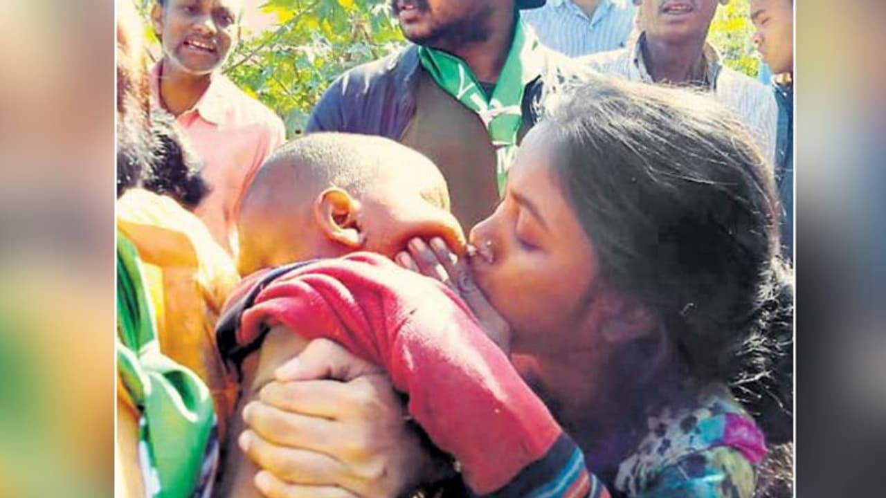 नाले में डूबने पर रुकने लगी थीं बच्चे की सासें, मां ने अपना मुंह सटाकर फूंक दी जिंदगी नाले में डूबने पर रुकने लगी थीं बच्चे की सासें, मां ने अपना मुंह सटाकर फूंक दी जिंदगी