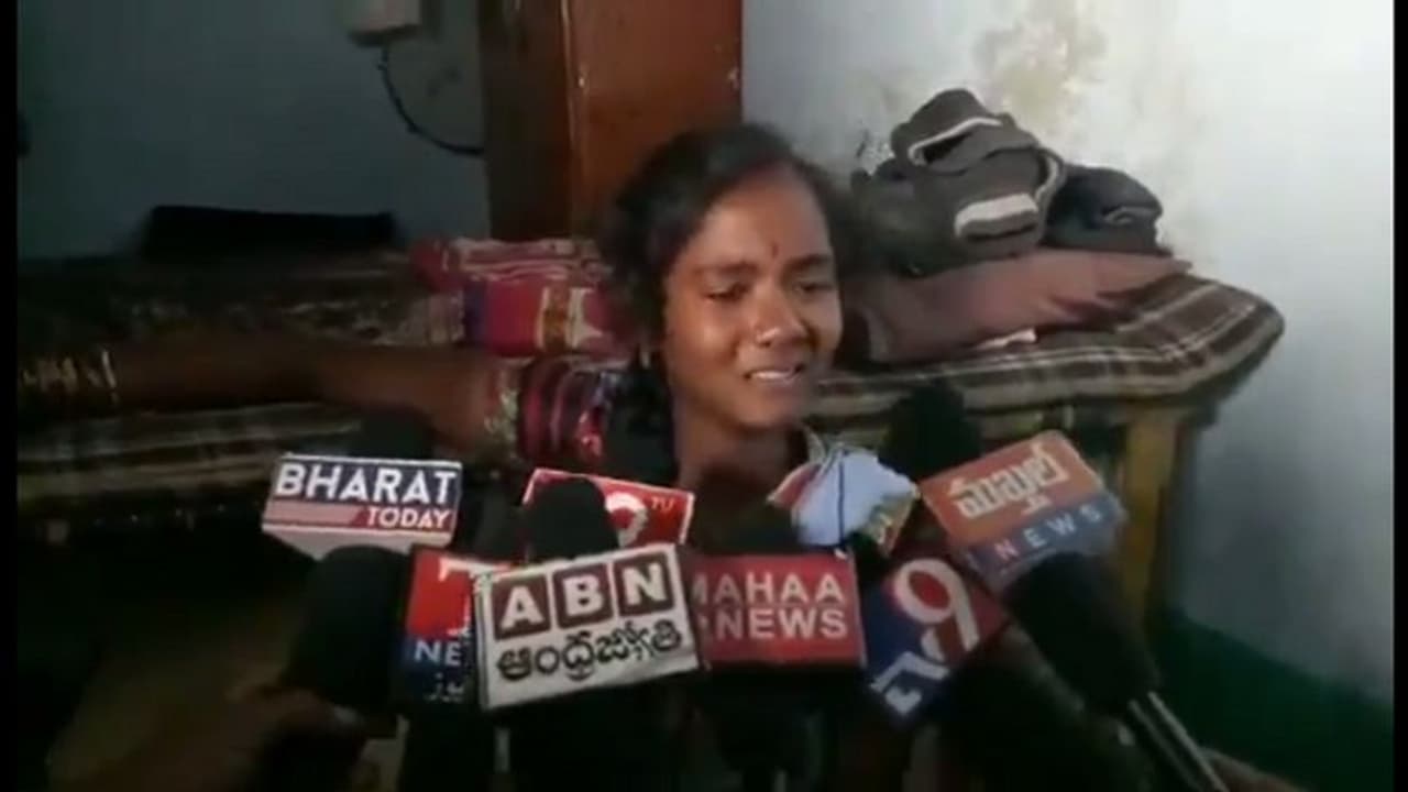 నా భర్త మృతదేహన్ని అప్పగించండి: చెన్నకేశవులు భార్య నా భర్త మృతదేహన్ని అప్పగించండి: చెన్నకేశవులు భార్య