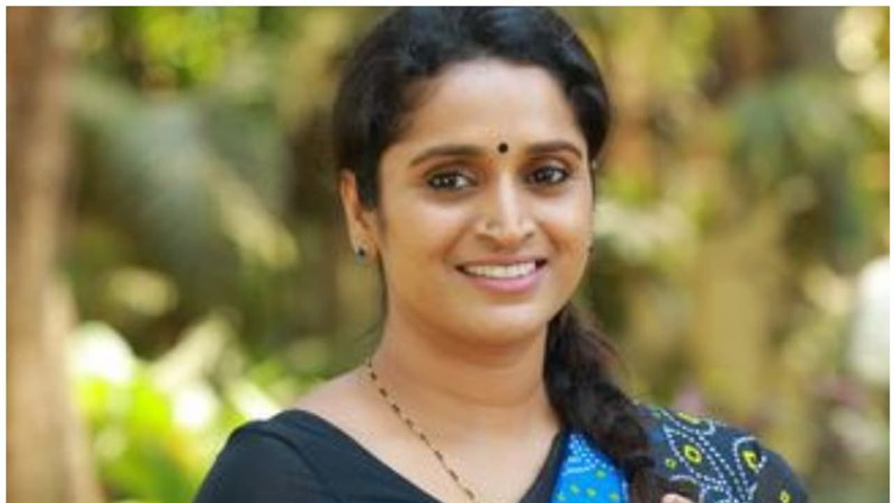 നടി സുരഭി ലക്ഷ്മിയുടെ ഇടപെടൽ; ജീപ്പിൽ കുഴഞ്ഞുവീണ യുവാവ് ജീവിതത്തിലേക്ക് തിരിച്ചെത്തി നടി സുരഭി ലക്ഷ്മിയുടെ ഇടപെടൽ; ജീപ്പിൽ കുഴഞ്ഞുവീണ യുവാവ് ജീവിതത്തിലേക്ക് തിരിച്ചെത്തി