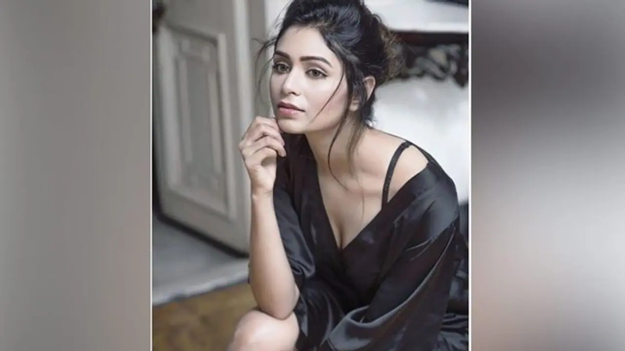 খোলা শরীরে কালো 'ব্রা' এর স্ট্রিপস, 'স্তনযুগল' আগলে হটকে পোজ,ঋতাভরীর