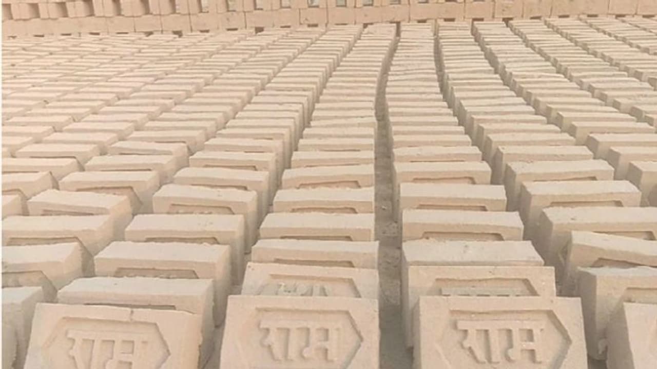 16 मजदूर तैयार कर रहे राम मंदिर निर्माण को 51 हजार ईंट, गर्भ ग्रह की नींव भरने में होगा प्रयोग 16 मजदूर तैयार कर रहे राम मंदिर निर्माण को 51 हजार ईंट, गर्भ ग्रह की नींव भरने में होगा प्रयोग