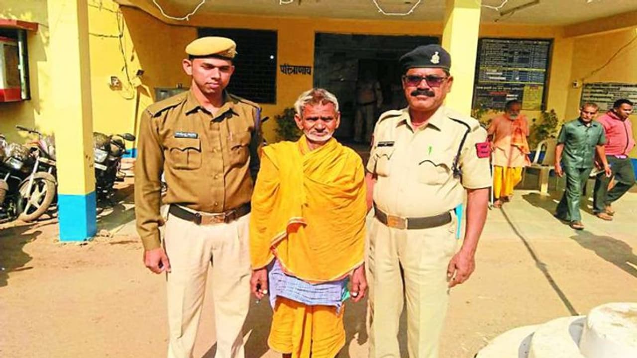 NGO के हेल्पलाइन नंबर पर आए पहले ही कॉल ने उड़ाए होश, नाना ने नातिन को किया गर्भवती NGO के हेल्पलाइन नंबर पर आए पहले ही कॉल ने उड़ाए होश, नाना ने नातिन को किया गर्भवती