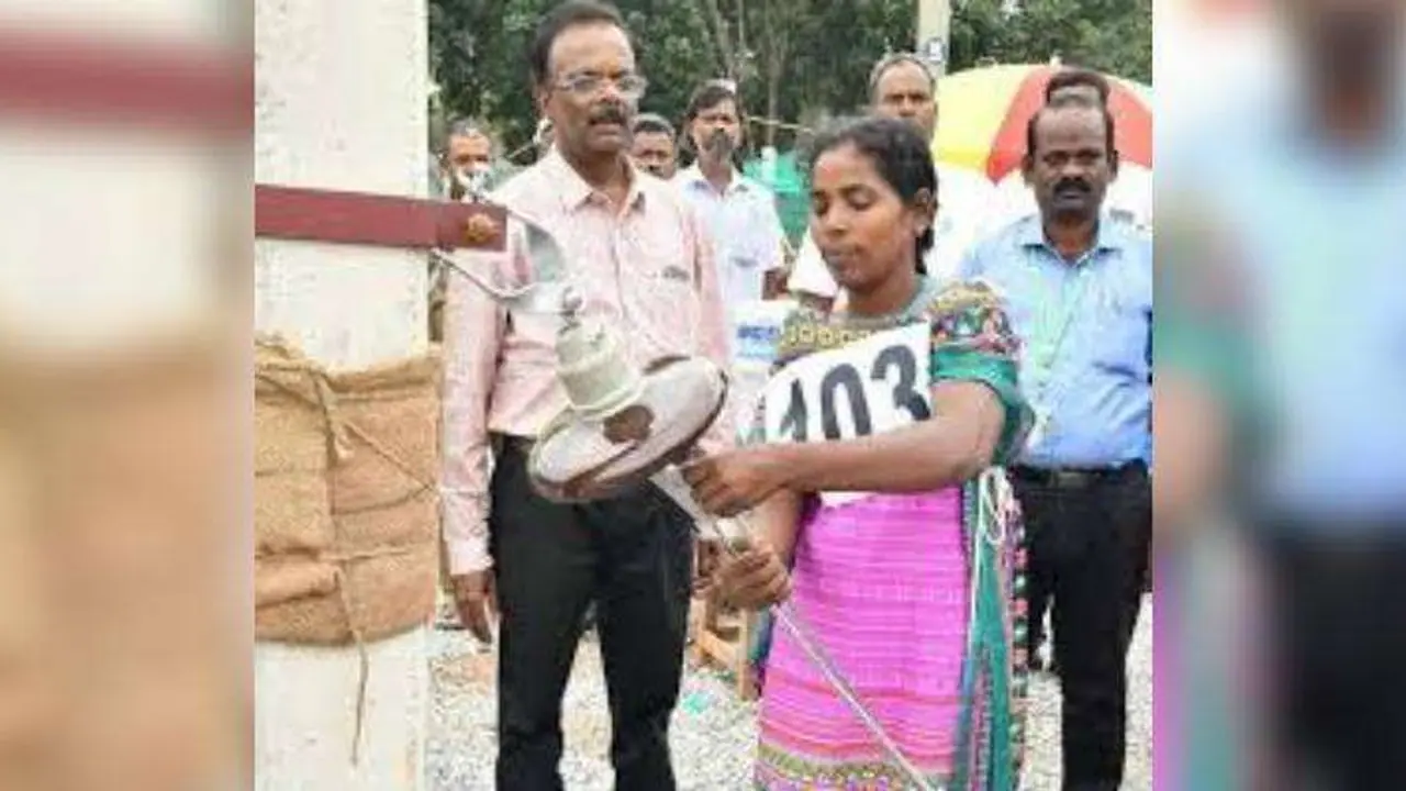 ராக்கெட் வேகத்தில் மின்கம்பம் ஏறும் வீர தமிழச்சி..! 2 குழந்தைக்கு தாய்... செம பிட்னஸ் உடம்பு.. அரசு வேலை..! குவியும் பாராட்டு ..!