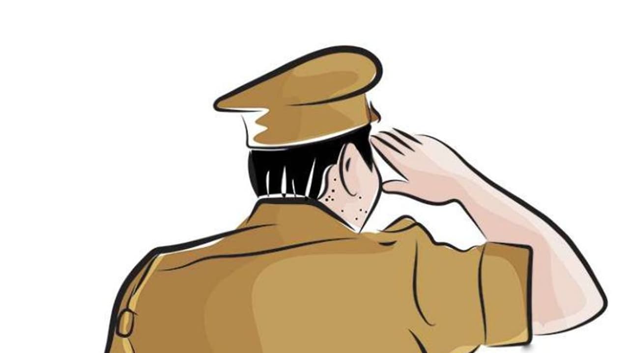 'ഇത് ഞങ്ങളിങ്ങെടുക്കുവാ...' ഈ സേവ് ദ ഡേറ്റ് ഫോട്ടോയ്ക്ക് സല്യൂട്ടടിച്ച് പൊലീസ്! 'ഇത് ഞങ്ങളിങ്ങെടുക്കുവാ...' ഈ സേവ് ദ ഡേറ്റ് ഫോട്ടോയ്ക്ക് സല്യൂട്ടടിച്ച് പൊലീസ്!