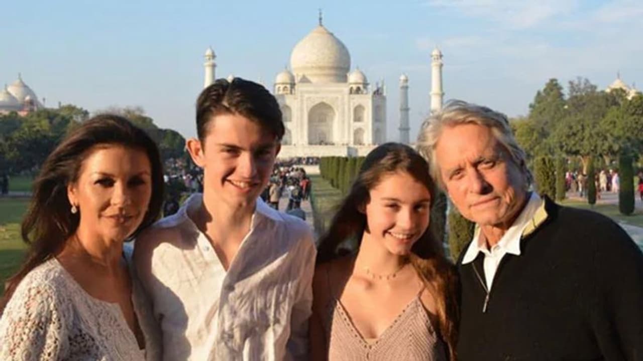 Hollywood actress Catherine Zeta Jones explore Jaipur on her trip to India (Video) Hollywood actress Catherine Zeta Jones explore Jaipur on her trip to India (Video)