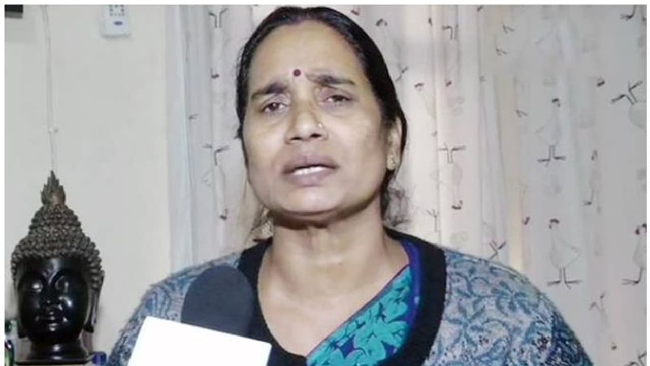 പ്രതിയുടെ പുനഃപരിശോധന ഹർജി തള്ളിയതിൽ സന്തോഷമെന്ന് നിർഭയയുടെ അമ്മ പ്രതിയുടെ പുനഃപരിശോധന ഹർജി തള്ളിയതിൽ സന്തോഷമെന്ന് നിർഭയയുടെ അമ്മ