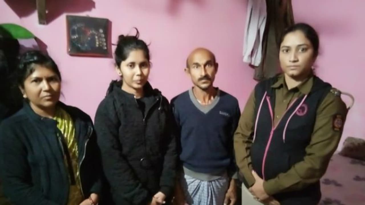 स्टेशन पर भटक गई थी लड़की; पुलिस ने पहुंचाया घर, सोशल मीडिया पर लोगों ने किया सैल्यूट स्टेशन पर भटक गई थी लड़की; पुलिस ने पहुंचाया घर, सोशल मीडिया पर लोगों ने किया सैल्यूट