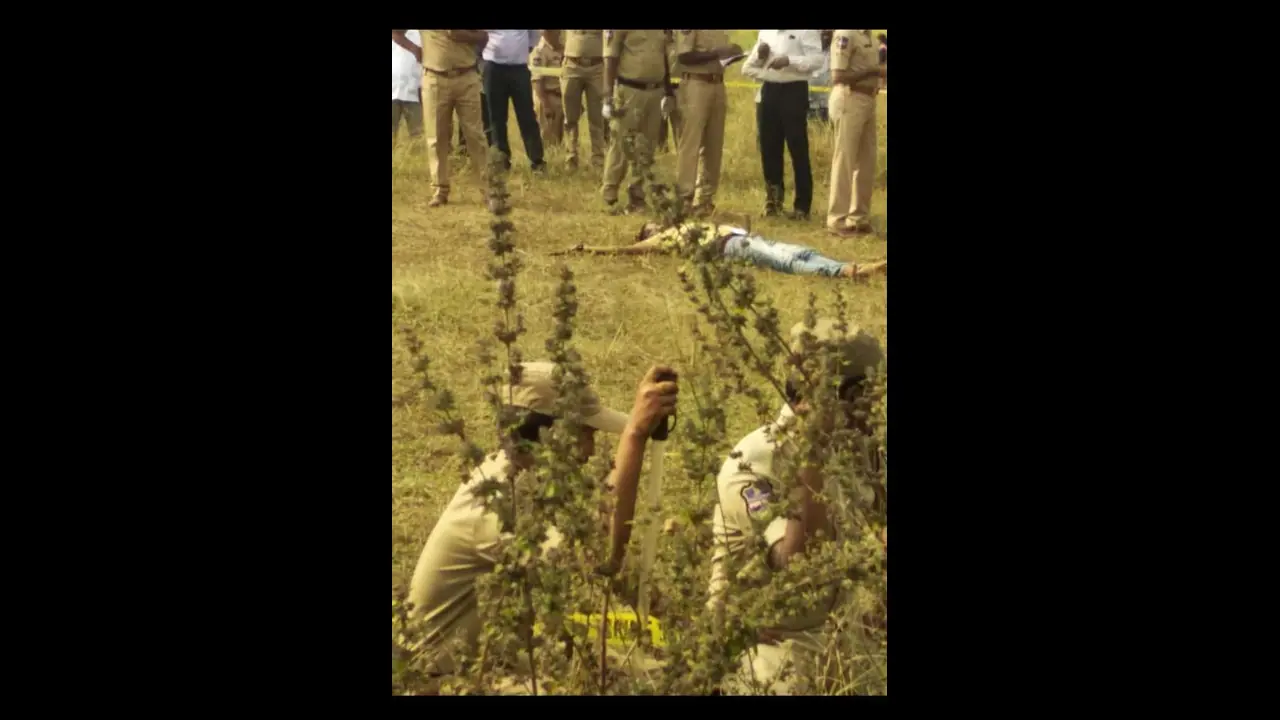 ദിശ കൊലക്കേസ്: പ്രതികളില് രണ്ട് പേര് ഒമ്പത് സ്ത്രീകളെ സമാന രീതിയില് കൊലപ്പെടുത്തിയെന്ന് പൊലീസ് ദിശ കൊലക്കേസ്: പ്രതികളില് രണ്ട് പേര് ഒമ്പത് സ്ത്രീകളെ സമാന രീതിയില് കൊലപ്പെടുത്തിയെന്ന് പൊലീസ്