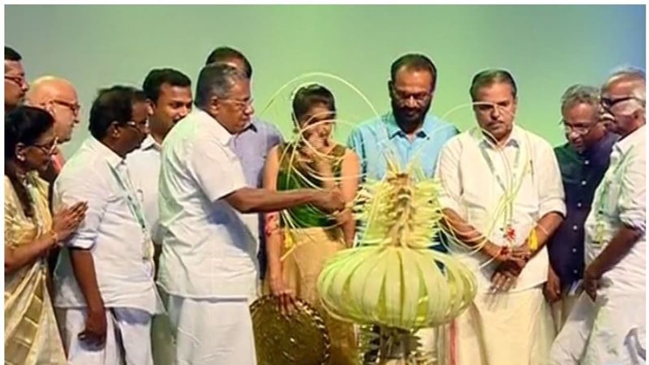 ചലച്ചിത്ര മേളയ്ക്ക് തിരിതെളിഞ്ഞു; ഐഎഫ്എഫ്കെ വ്യക്തമായ രാഷ്ട്രീയ നിലപാട് പ്രഖ്യപിക്കുന്ന മേളയെന്ന് മുഖ്യമന്ത്രി ചലച്ചിത്ര മേളയ്ക്ക് തിരിതെളിഞ്ഞു; ഐഎഫ്എഫ്കെ വ്യക്തമായ രാഷ്ട്രീയ നിലപാട് പ്രഖ്യപിക്കുന്ന മേളയെന്ന് മുഖ്യമന്ത്രി