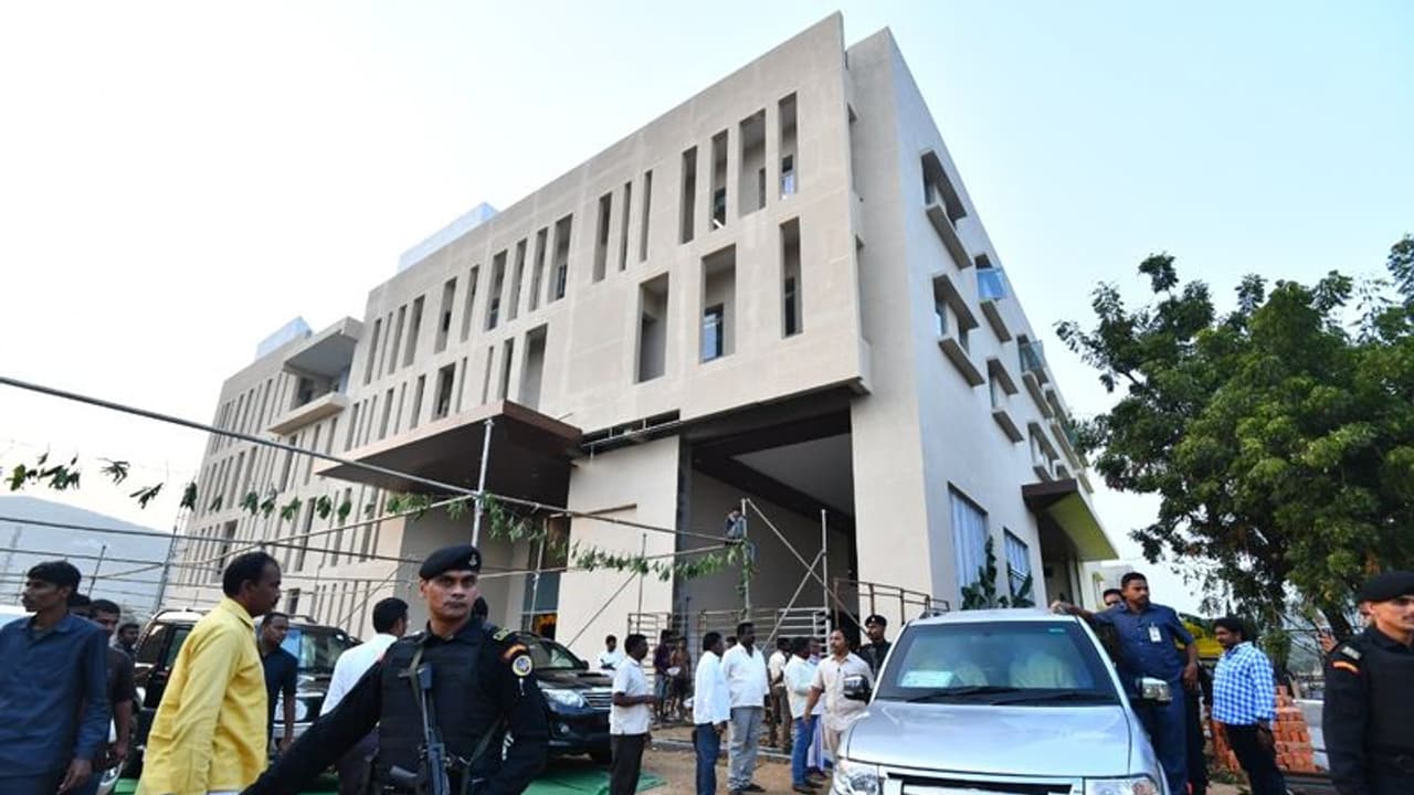 జగన్పై పట్టాభి వ్యాఖ్యలు.. టీడీపీ హెడ్ ఆఫీస్పై వైసీపీ శ్రేణుల దాడి, మంగళగిరికి బయల్దేరిన చంద్రబాబు జగన్పై పట్టాభి వ్యాఖ్యలు.. టీడీపీ హెడ్ ఆఫీస్పై వైసీపీ శ్రేణుల దాడి, మంగళగిరికి బయల్దేరిన చంద్రబాబు