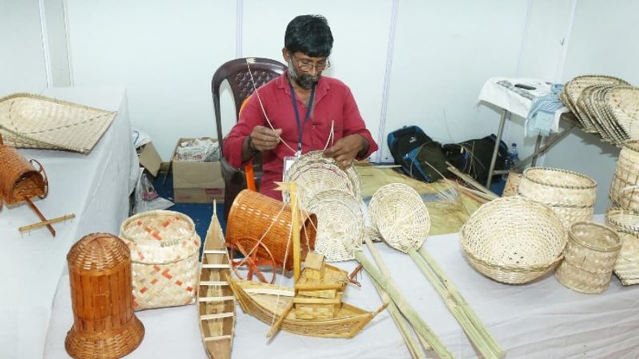 ഈറയിൽ തൽസമയ കരവിരുതുമായി മണ്ണാർക്കാട് രാമകൃഷ്ണൻ ഈറയിൽ തൽസമയ കരവിരുതുമായി മണ്ണാർക്കാട് രാമകൃഷ്ണൻ