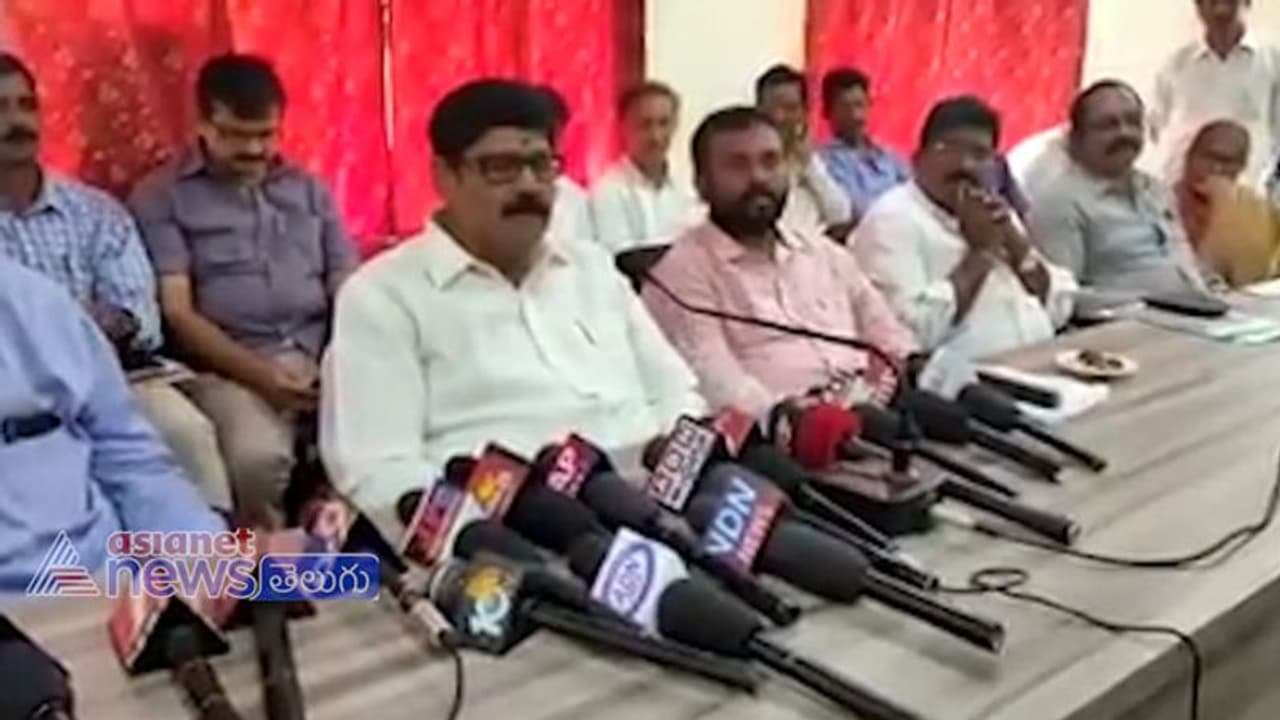 జగన్ మాటే శాసనం, గీత దాటితే చర్యలే:మాజీమంత్రి ఆనంకు విజయసాయిరెడ్డి వార్నింగ్ జగన్ మాటే శాసనం, గీత దాటితే చర్యలే:మాజీమంత్రి ఆనంకు విజయసాయిరెడ్డి వార్నింగ్