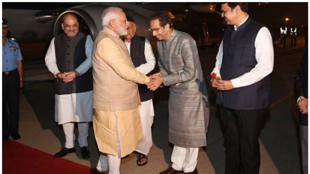 பிரதமர் மோடியை பவ்யமாக வரவேற்ற உத்தவ் தாக்கரே... முதல்வரான பிறகு முதல் சந்திப்பு!