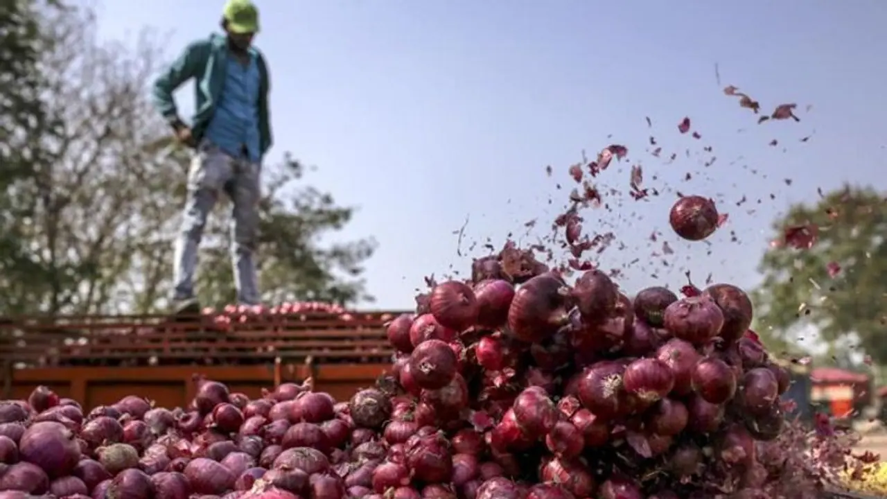 வெங்காயம் திருடியவரை கட்டிவைத்து வெளுத்தெடுத்த வியாபாரிகள் ..! புதுவை சந்தையில் பரபரப்பு..! வெங்காயம் திருடியவரை கட்டிவைத்து வெளுத்தெடுத்த வியாபாரிகள் ..! புதுவை சந்தையில் பரபரப்பு..!
