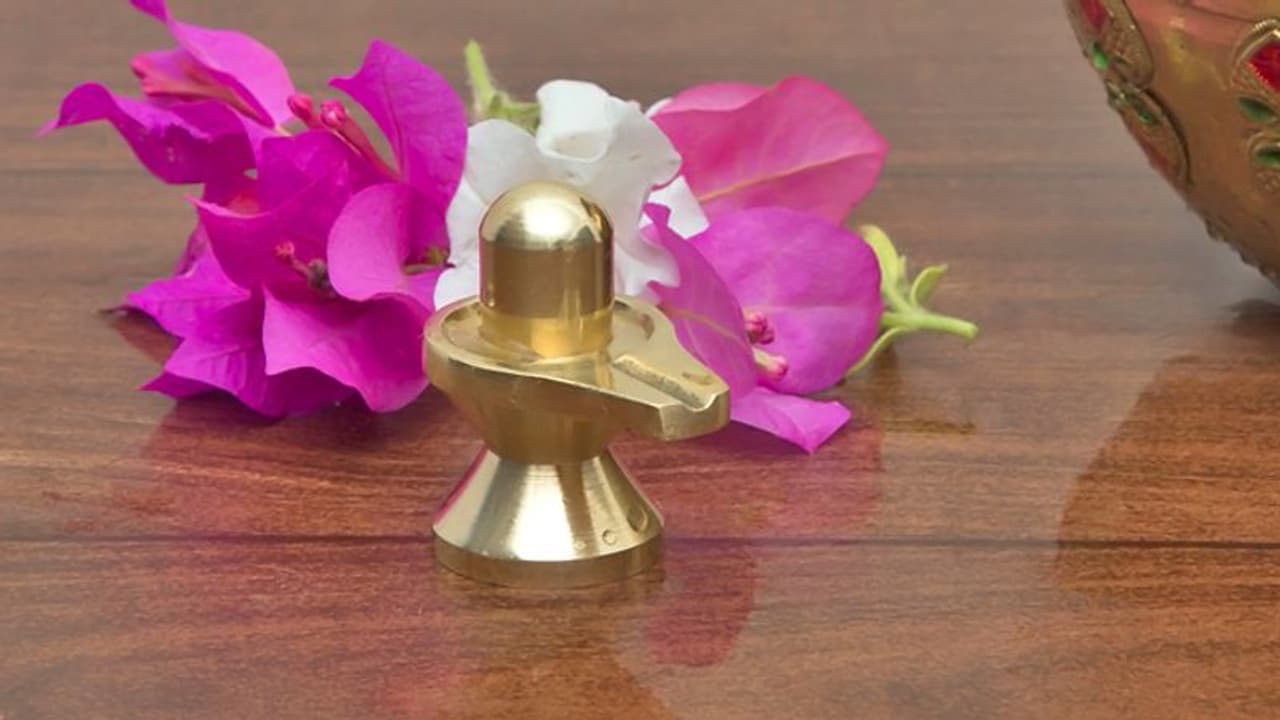 सुख समृद्धि और शुभ फल पाने के लिए घर के मंदिर में रखना चाहिए इन 10 बातों का ध्यान सुख समृद्धि और शुभ फल पाने के लिए घर के मंदिर में रखना चाहिए इन 10 बातों का ध्यान