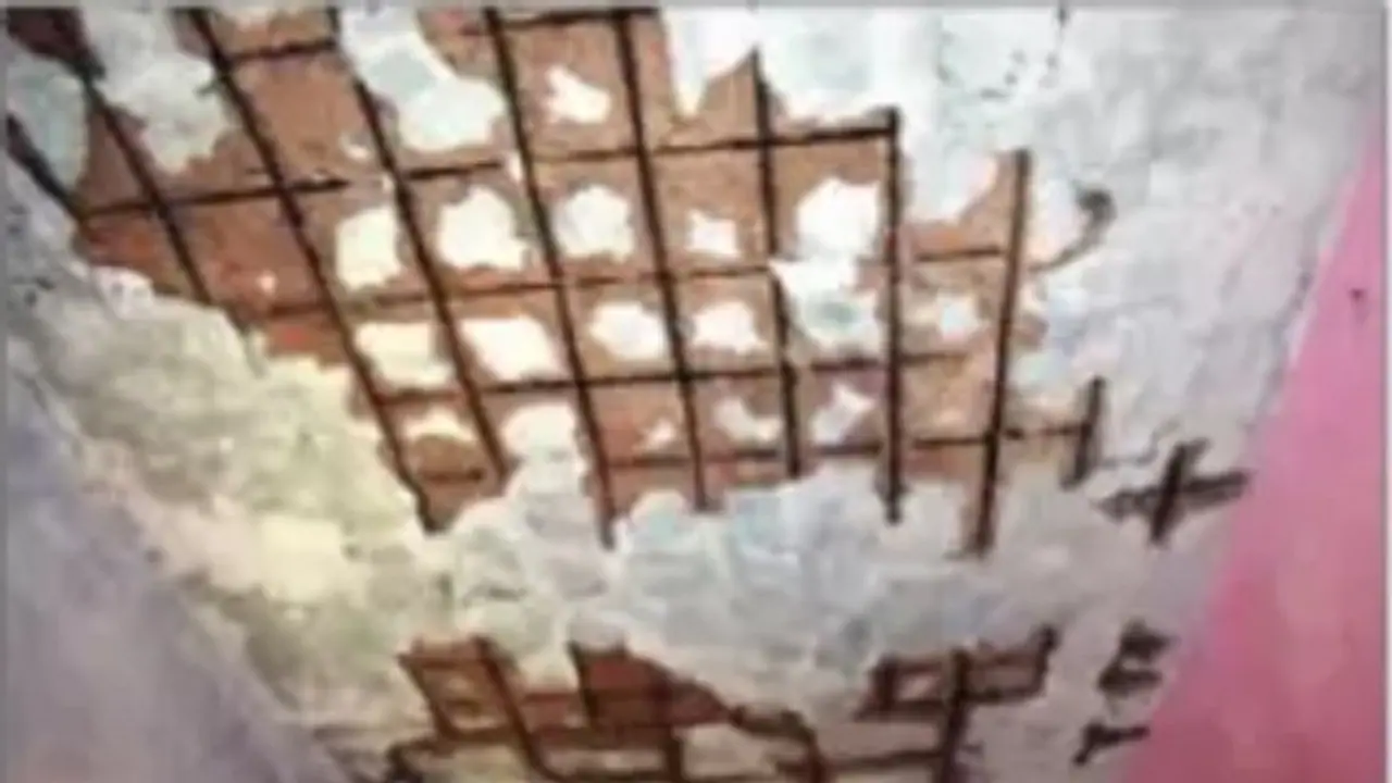 ಕೋಲಾರ: ಬಿರುಕುಬಿಟ್ಟ ಕಟ್ಟಡದಲ್ಲೇ ಮಕ್ಕಳಿಗೆ ಪಾಠ ಕೋಲಾರ: ಬಿರುಕುಬಿಟ್ಟ ಕಟ್ಟಡದಲ್ಲೇ ಮಕ್ಕಳಿಗೆ ಪಾಠ