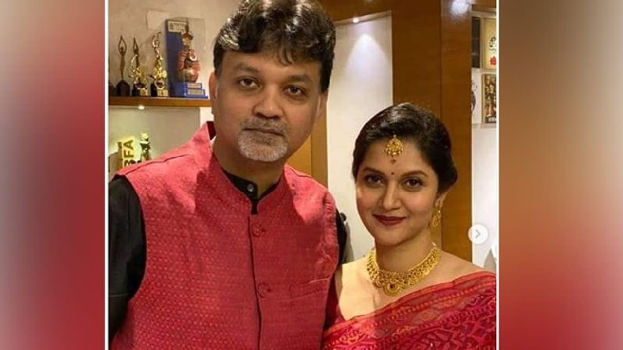 রূপকথার গল্প এবার প্রকাশ্যে, লকডাউনে ভাইরাল সৃজিত মিথিলার বিবাহ ডায়েরি রূপকথার গল্প এবার প্রকাশ্যে, লকডাউনে ভাইরাল সৃজিত মিথিলার বিবাহ ডায়েরি