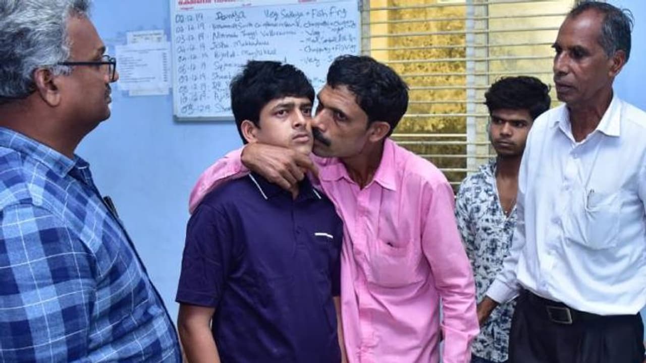 പത്തുമാസമായി കാണാതായ മകനെ കോഴിക്കോട്ടുനിന്ന് തിരിച്ചുകിട്ടി; നന്ദി അറിയിച്ച് ജാര്ഖണ്ഡ് സ്വദേശി പത്തുമാസമായി കാണാതായ മകനെ കോഴിക്കോട്ടുനിന്ന് തിരിച്ചുകിട്ടി; നന്ദി അറിയിച്ച് ജാര്ഖണ്ഡ് സ്വദേശി