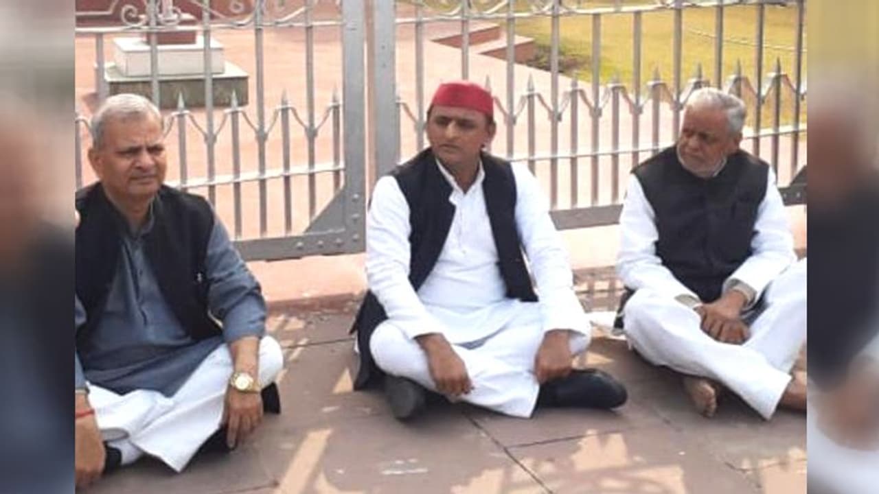 उन्नाव पीड़िता को न्याय दिलाने 30 मिनट धरने पर बैठे अखिलेश यादव, इस दौरान योगी प्रशासन को बताते रहे जिम्मेदार उन्नाव पीड़िता को न्याय दिलाने 30 मिनट धरने पर बैठे अखिलेश यादव, इस दौरान योगी प्रशासन को बताते रहे जिम्मेदार