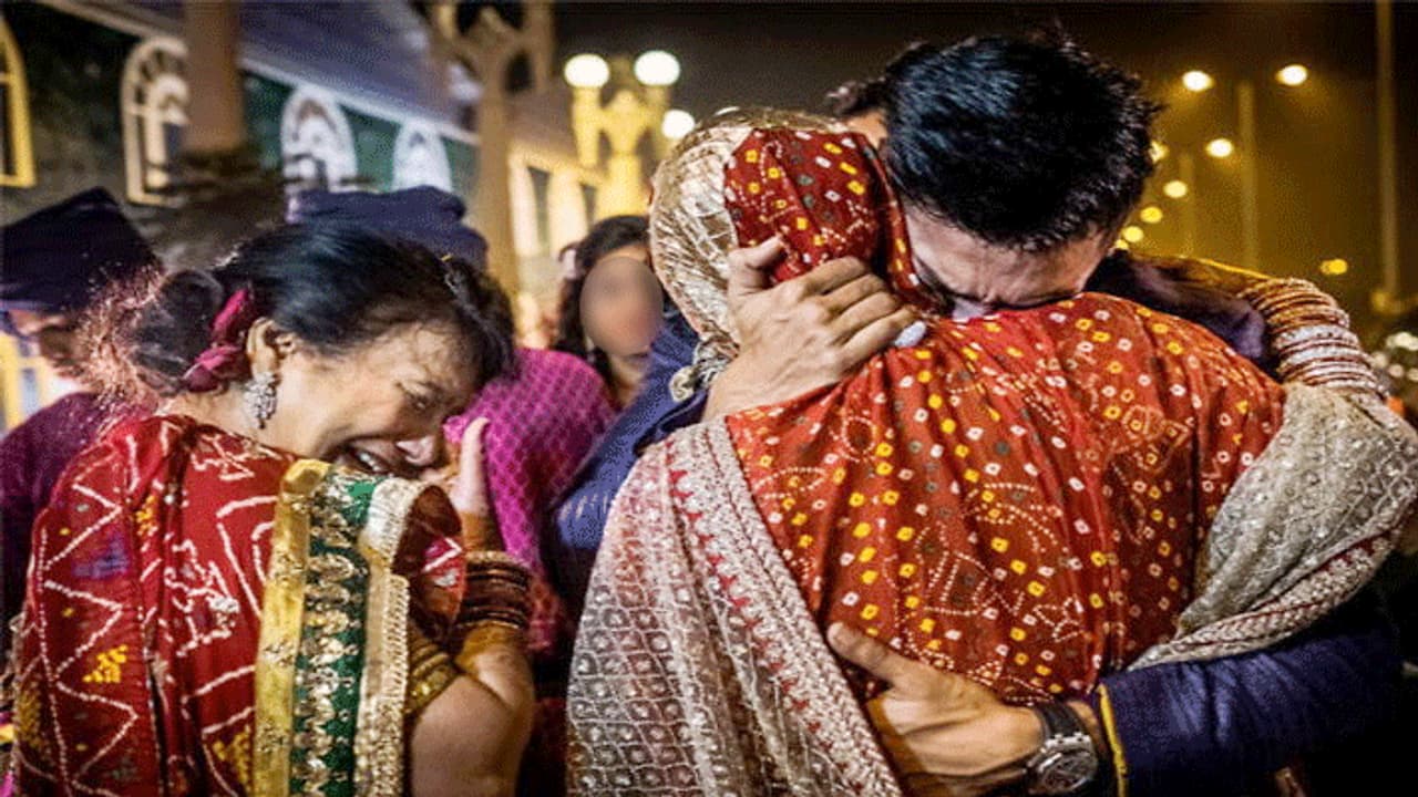 बेटी को डोली में विदा करते ही पिता भी अगले पल दुनिया से कह गए अलविदा, मातम में बदल गईं खुशियां बेटी को डोली में विदा करते ही पिता भी अगले पल दुनिया से कह गए अलविदा, मातम में बदल गईं खुशियां